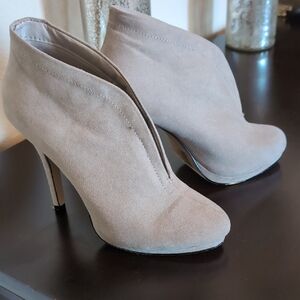 Elegant Tan Suede Ankle Boots